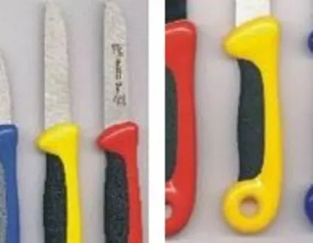 Nahaufnahme mehrerer Messer mit farbigen Griffen. Gelbe, rote und blaue Griffe sind zu sehen.