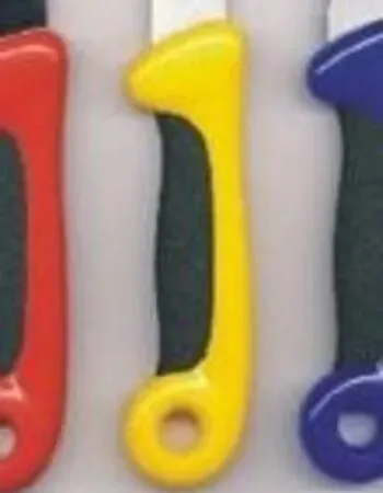 Drei Universalmesser, rot, gelb und blau, mit schwarzen Griffen.