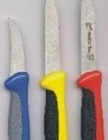 Drei Messer mit farbigen Griffen: blau, gelb und rot.