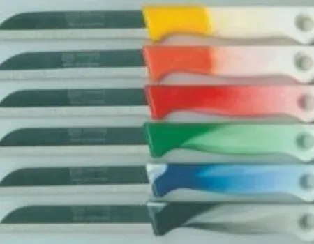 Reihe von Messern mit farbcodierten Griffen: gelb, orange, rot, grün, blau, schwarz.