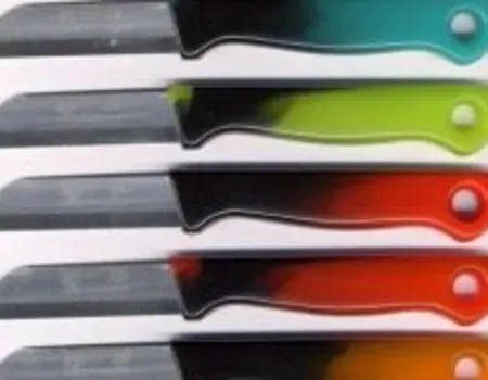 Fünf farbenfrohe Küchenmesser mit schwarzen Klingen und leuchtend farbigen Griffen.