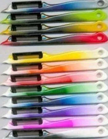 Reihen von farbenfrohen Gemüseschälern mit farblich abgestuften Griffen.