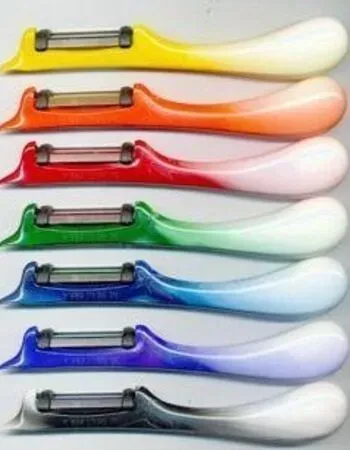 Ein regenbogenfarbenes Sortiment an Gemüseschälern aus Plastik, jeder in einer anderen Farbverlaufsfarbe.