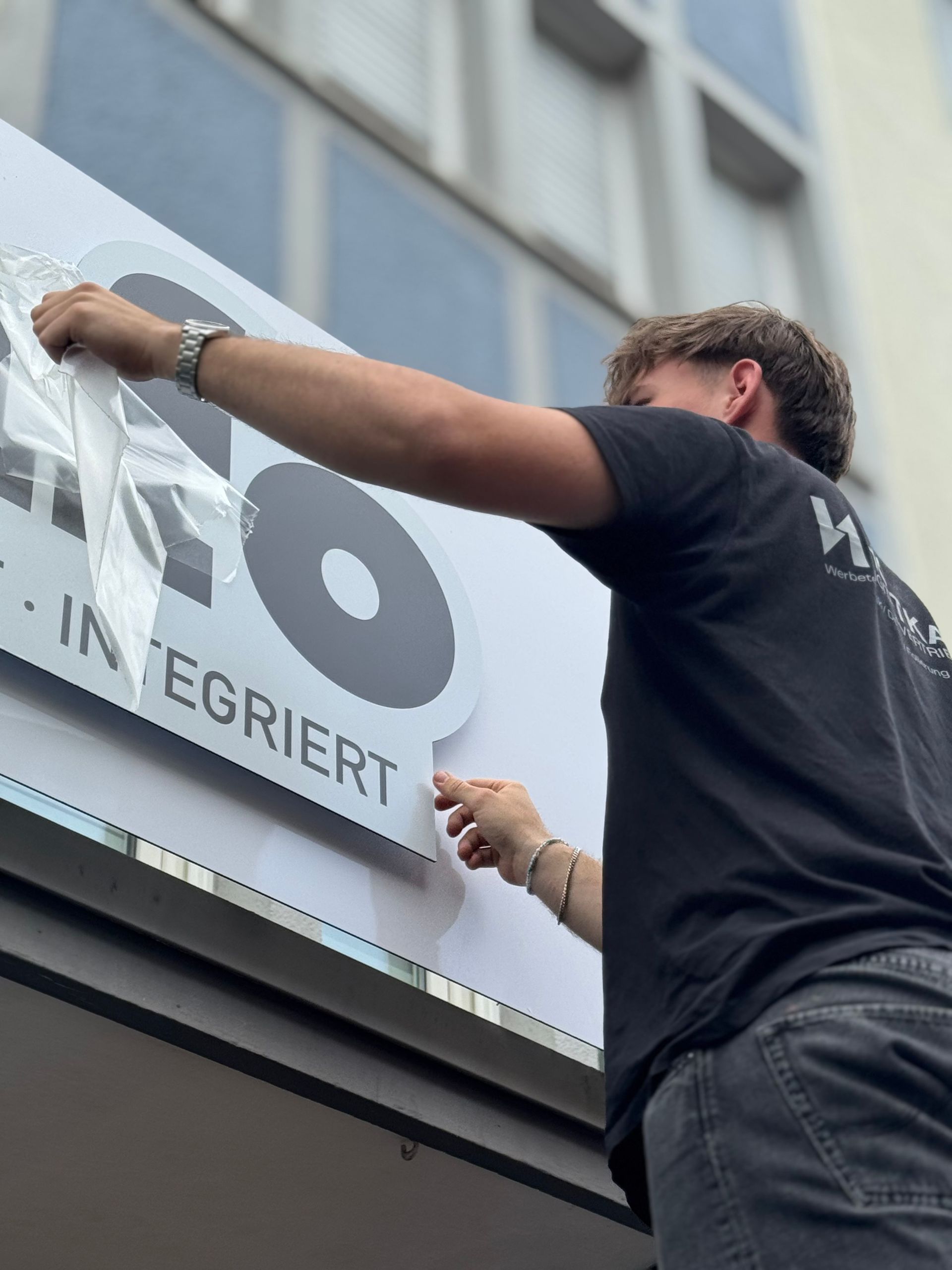 Wie läuft eine professionelle Glasfolierung bei Bielefeld ab?