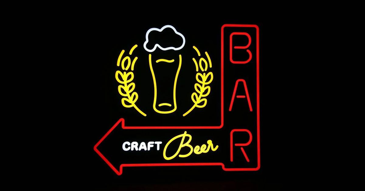 Leuchtreklame mit der Aufschrift „CRAFT Beer BAR“ und einem Bierglas sowie Hopfenblättern auf schwarzem Hintergrund
