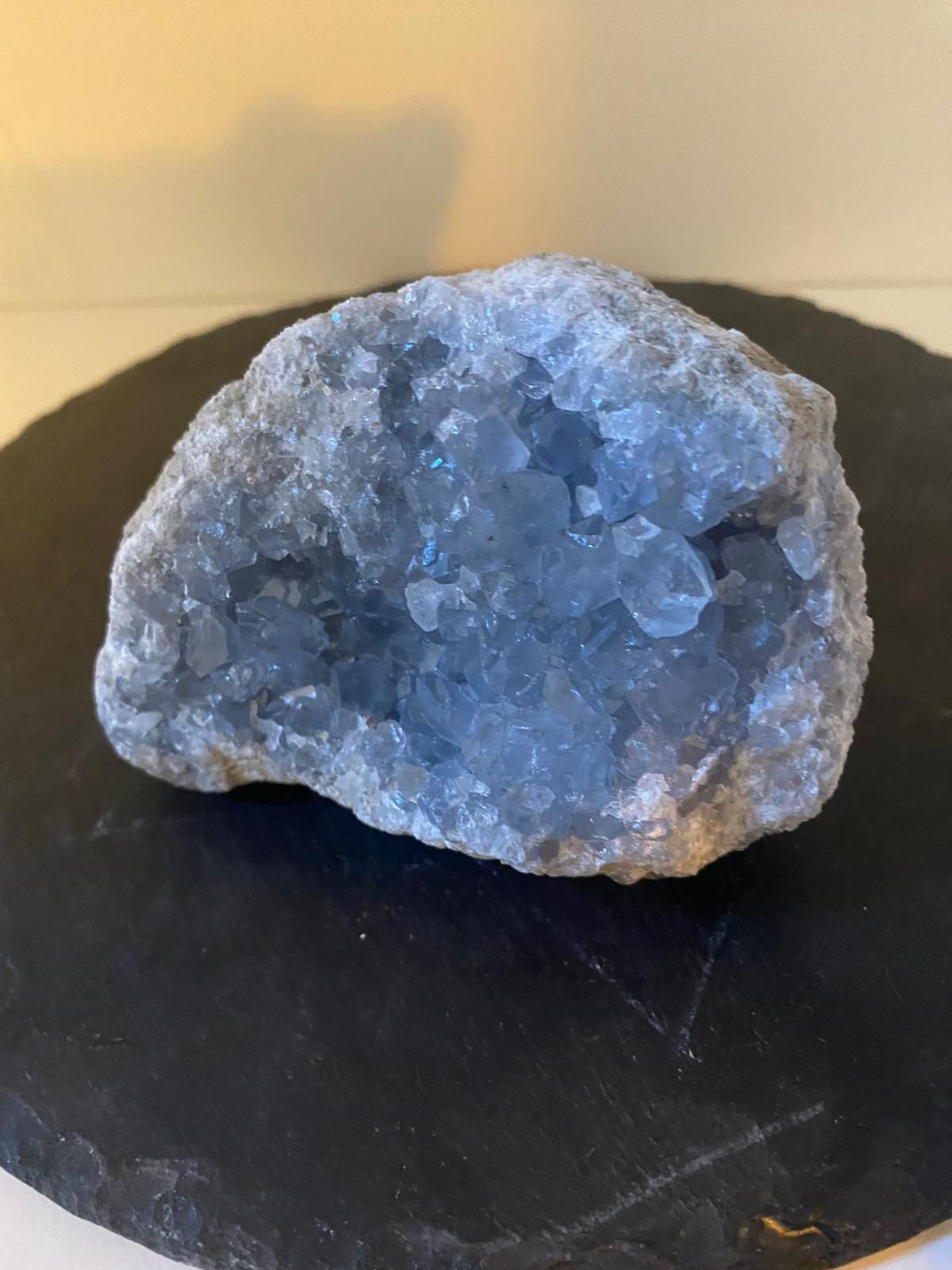 Una gran roca reposa sobre una placa negra.