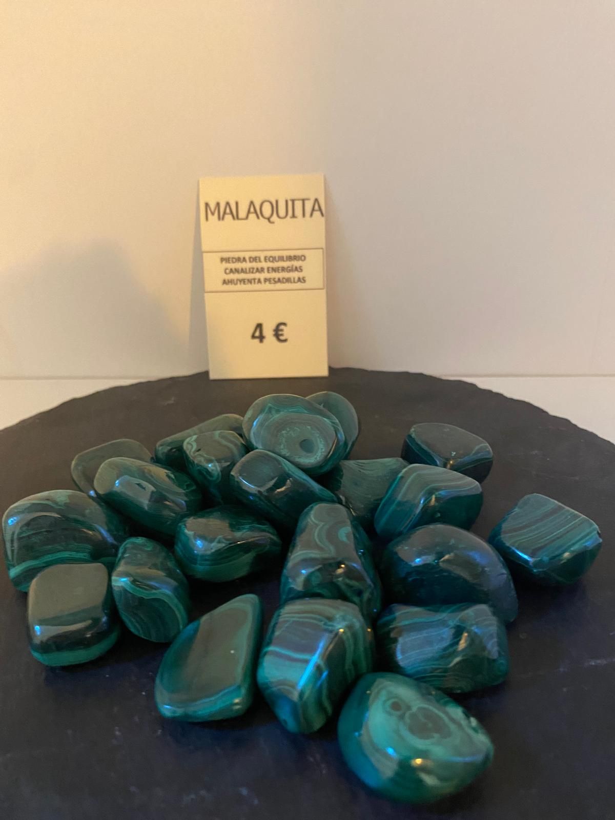 Un montón de rocas verdes con una tarjeta que dice Malaquita.