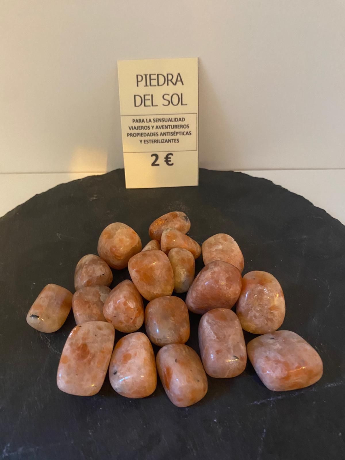 Un montón de rocas con un cartel que dice piedra del sol