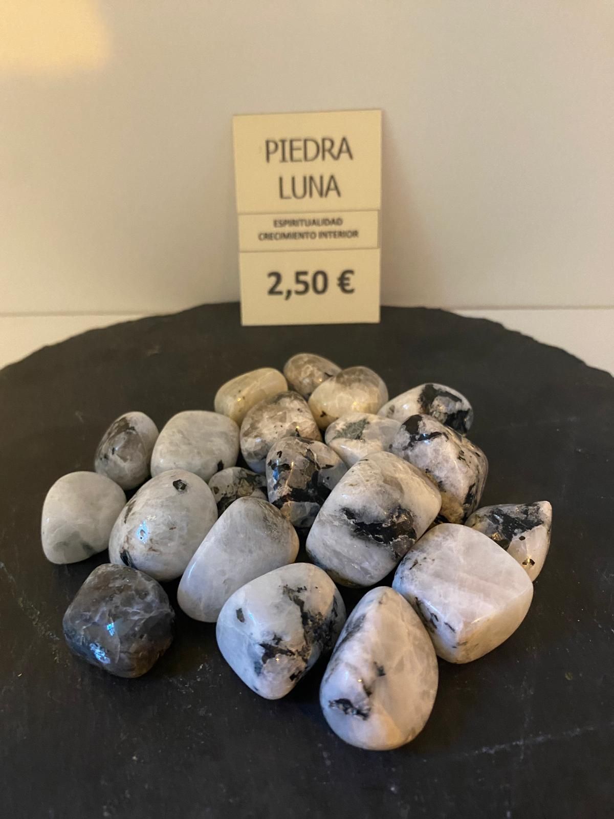 Un montón de rocas con un cartel que dice piedra luna
