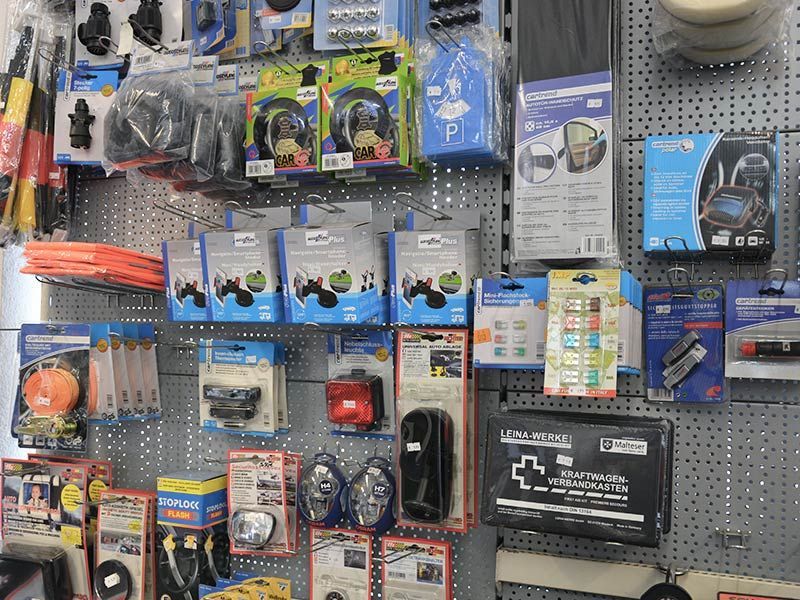 Eine Ausstellung verschiedener Artikel, darunter auch einige mit der Aufschrift 