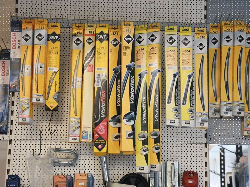 Ein Haufen Wischerblätter sind an einer Wand aufgereiht