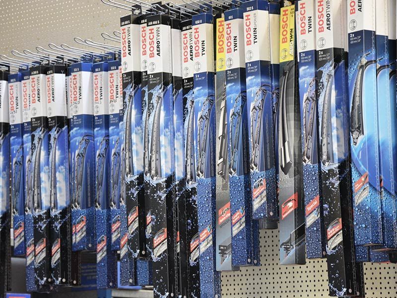 Eine Reihe von Bosch-Wischerblättern steht aufgereiht auf einem Regal