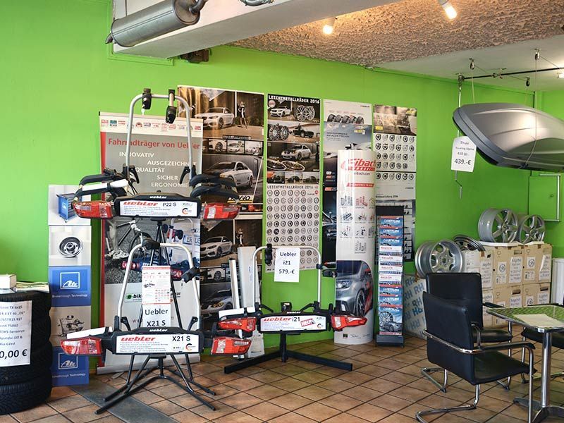 Ein Ausstellungsraum mit einer grünen Wand und einem Schild mit der Aufschrift „BMW“ darauf