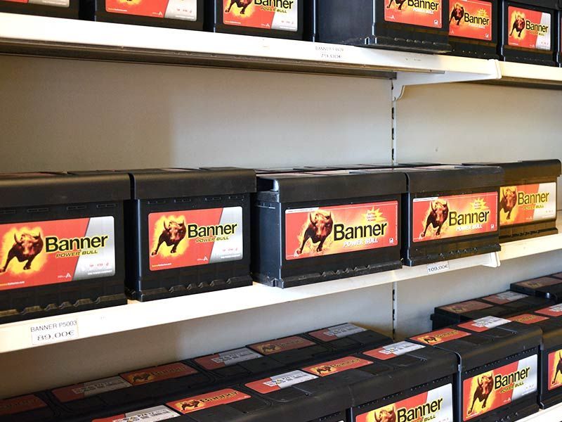 Mehrere Banner-Batterien stehen in Regalen