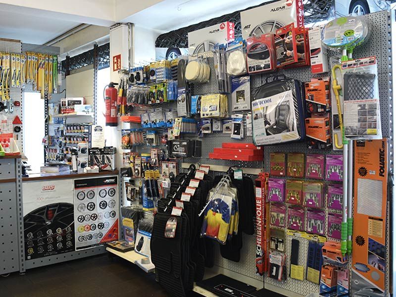 Ein Geschäft mit vielen Autozubehörteilen, darunter auch ein Reifen