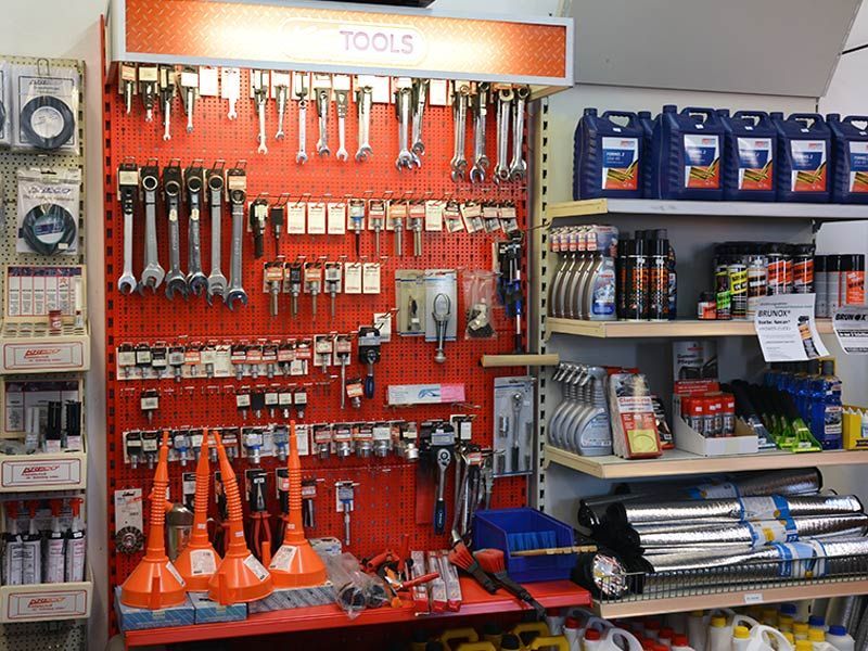 Eine Werkzeugausstellung in einem Geschäft mit einem Schild mit der Aufschrift „Werkzeuge“