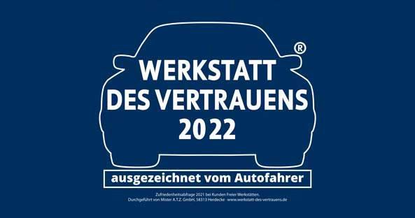 Ein blaues Schild mit einer Autosilhouette und dem Schriftzug „Werkstatt des Vertrauens 2022“