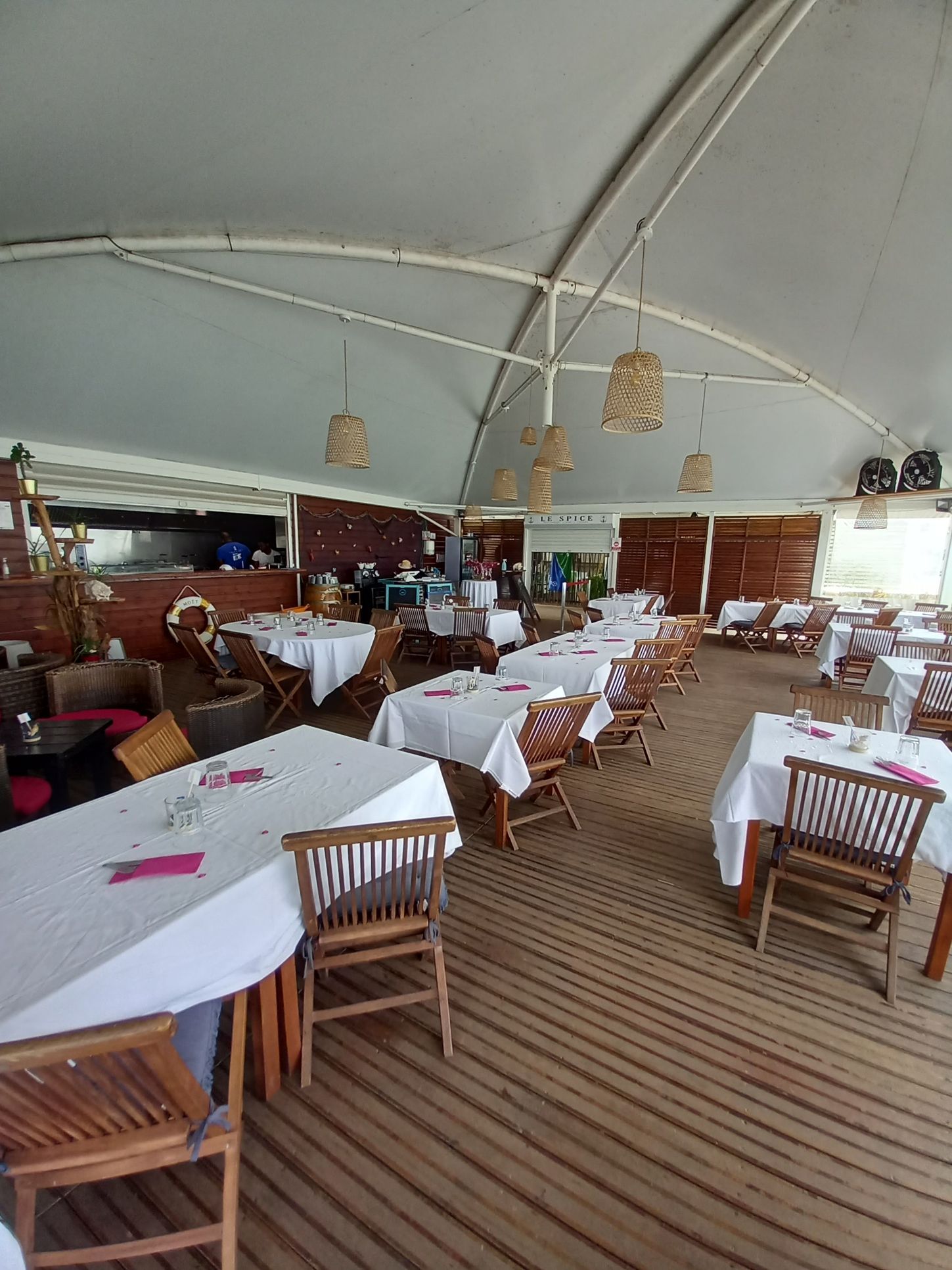 Salle du restaurant aménagée.