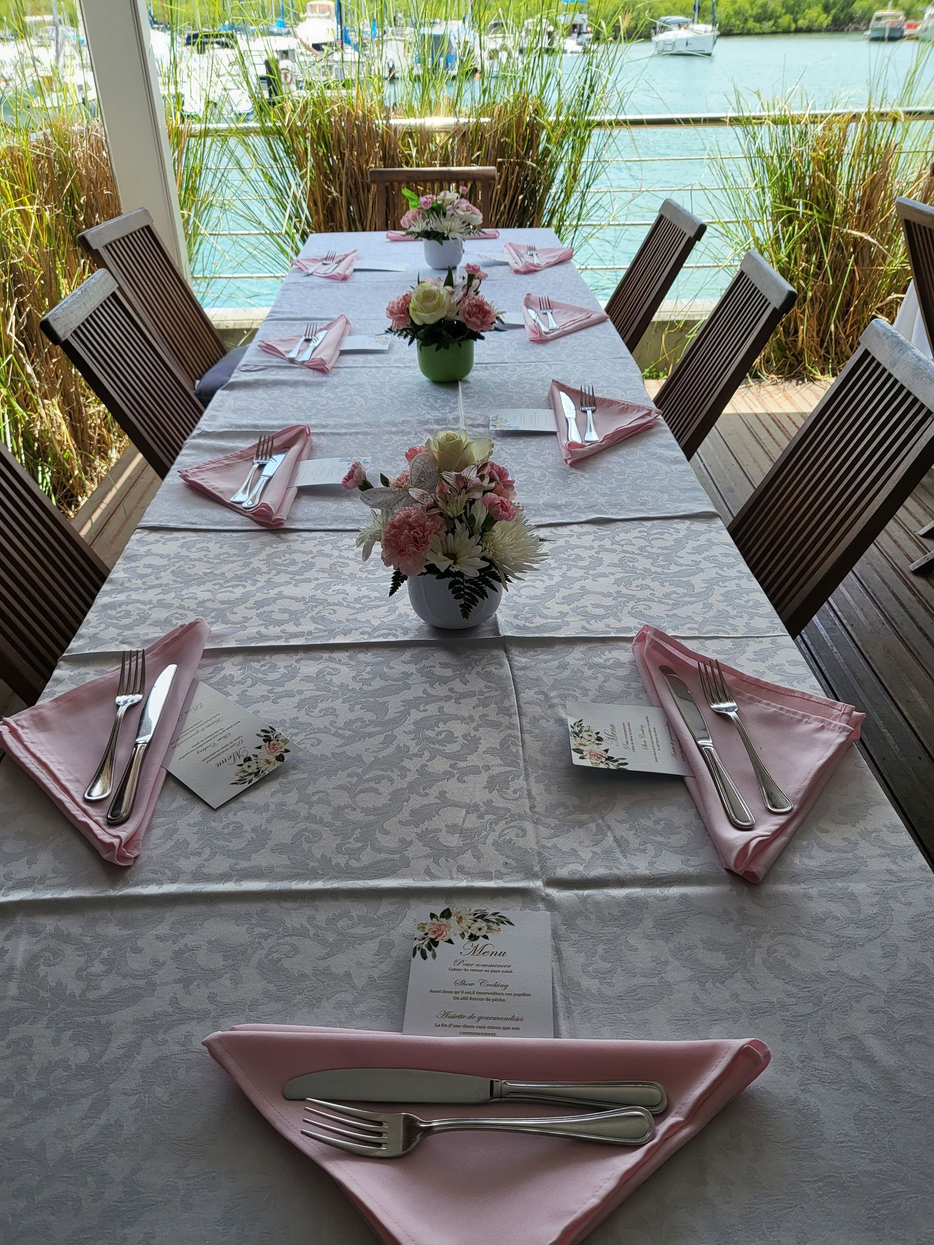 Table décorée avec serviettes roses.