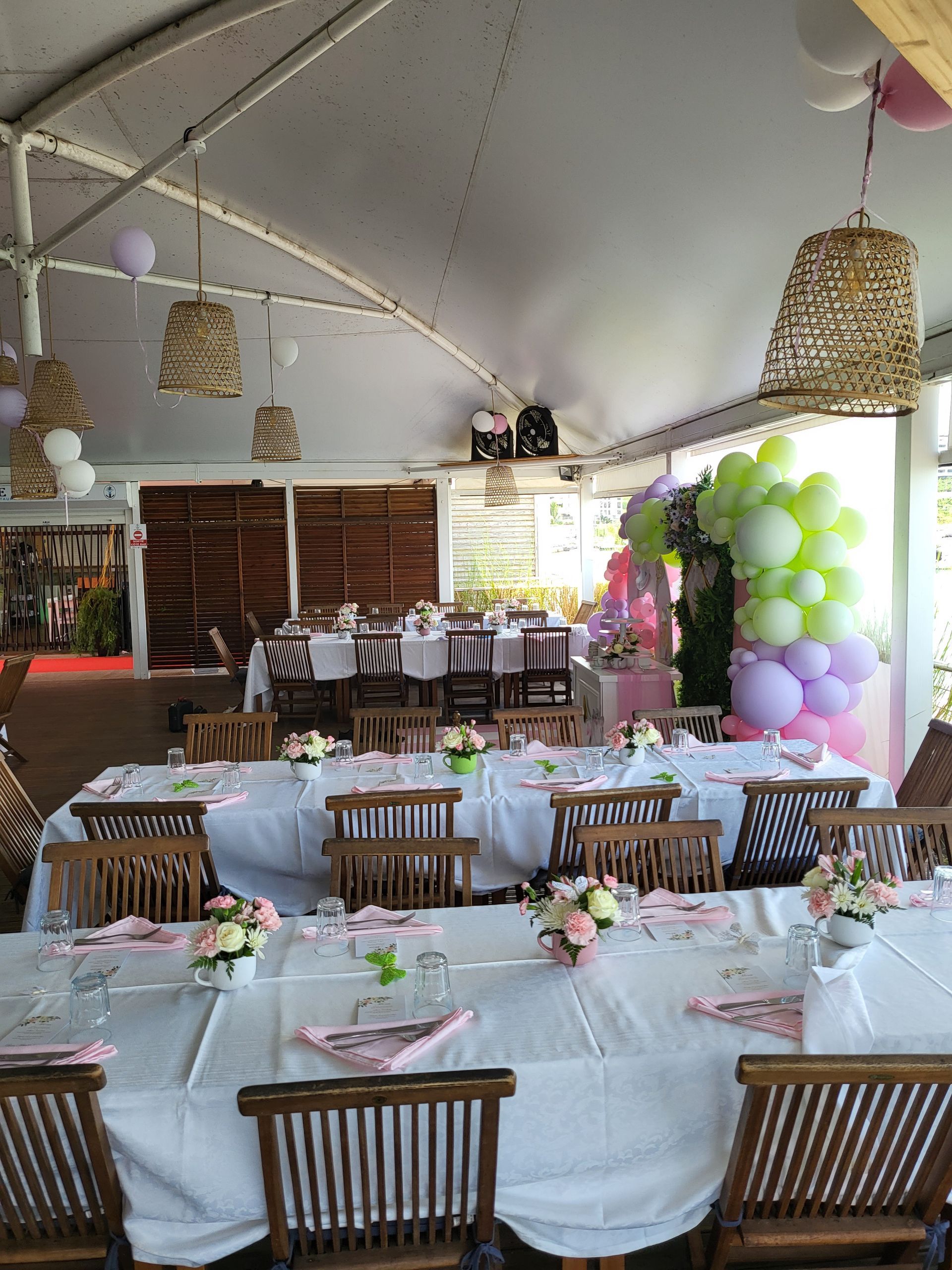 Anniversaire avec ballons colorés.