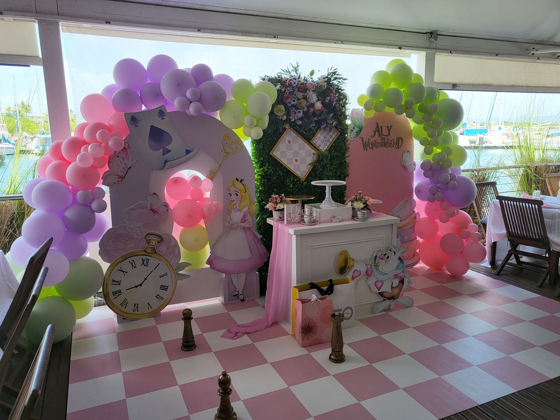 Décoration Alice aux pays des merveilles.