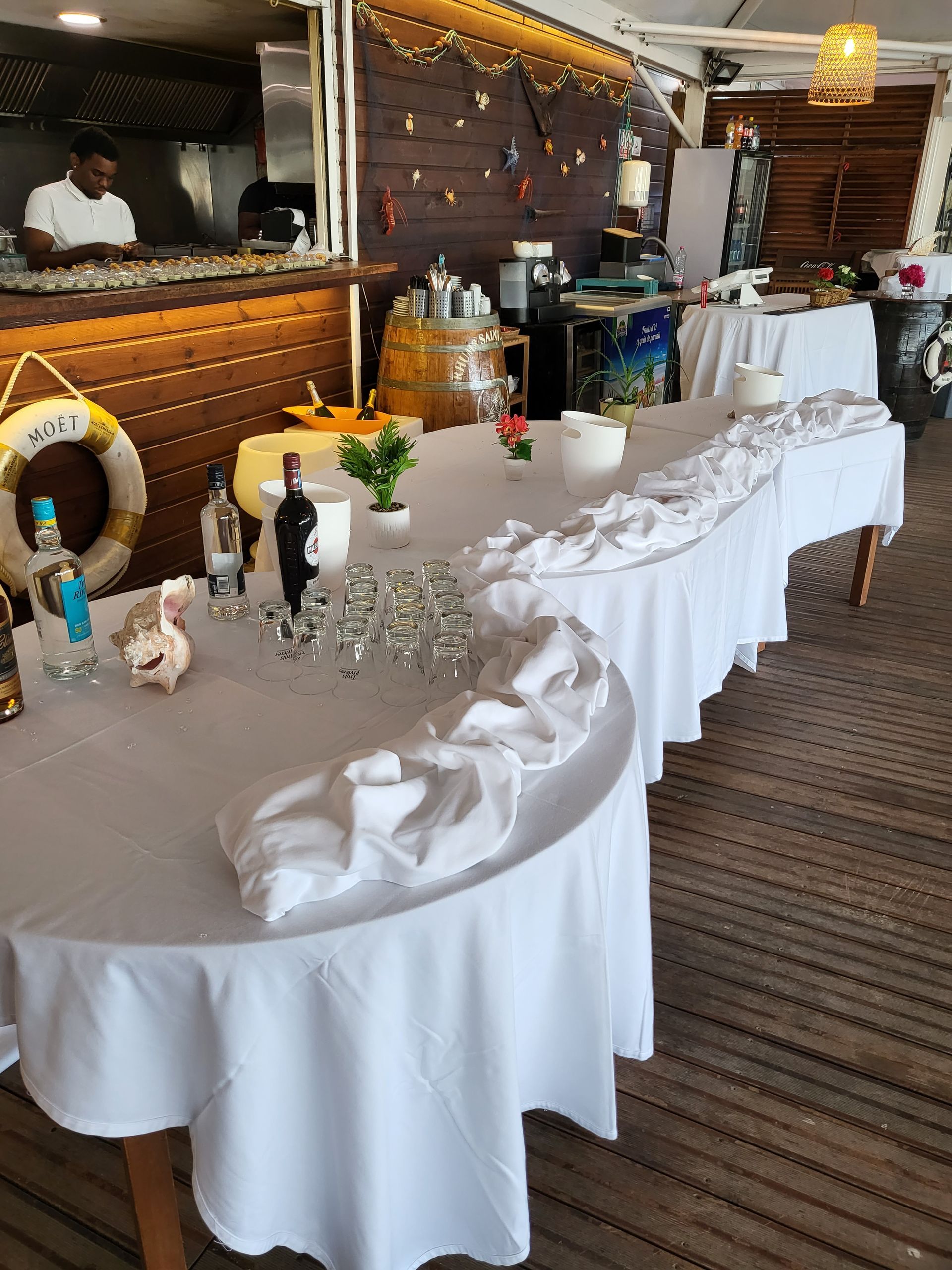 Table dressée avec serviettes blanches.