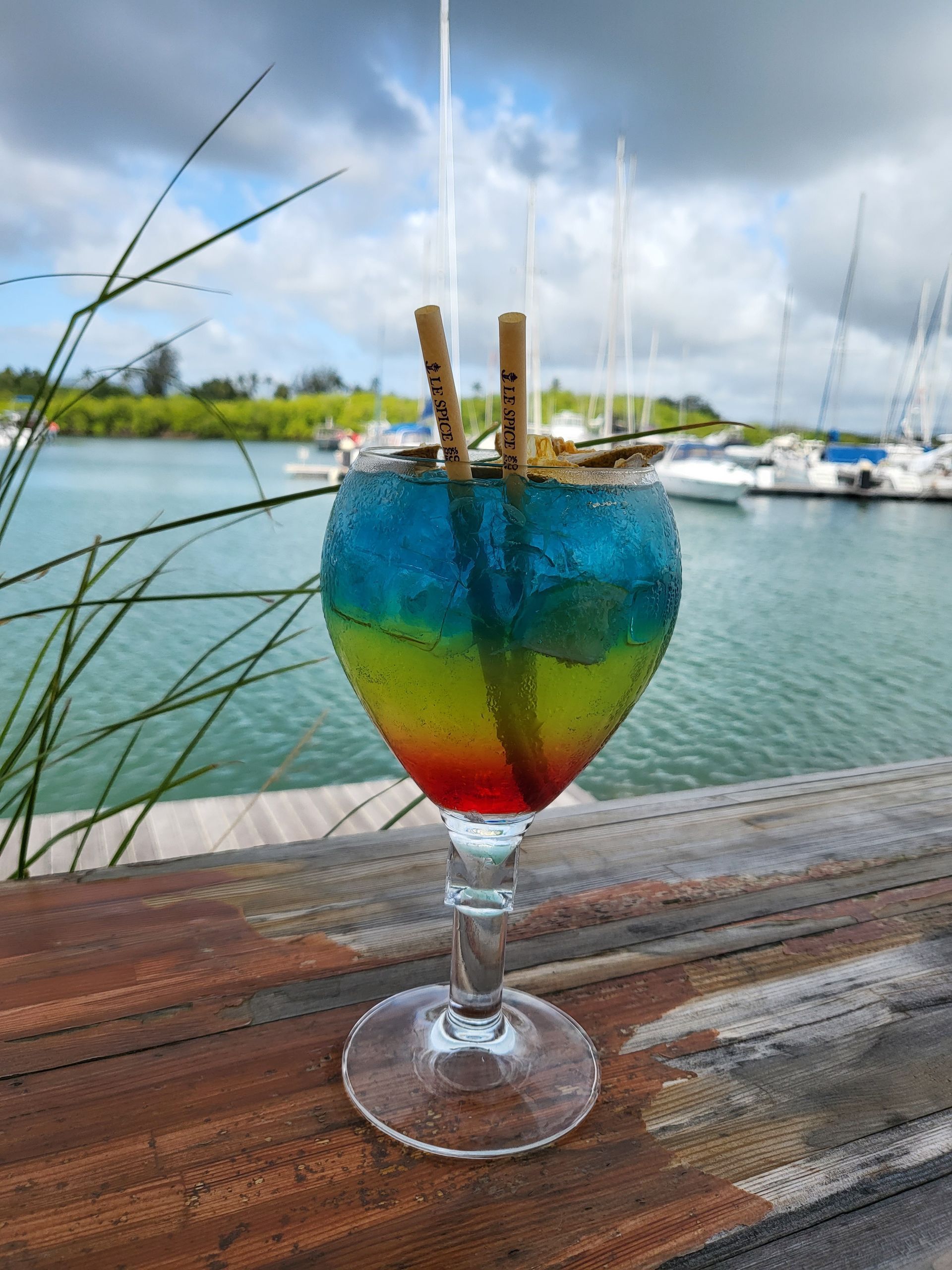 Cocktail bleu vert et rouge.