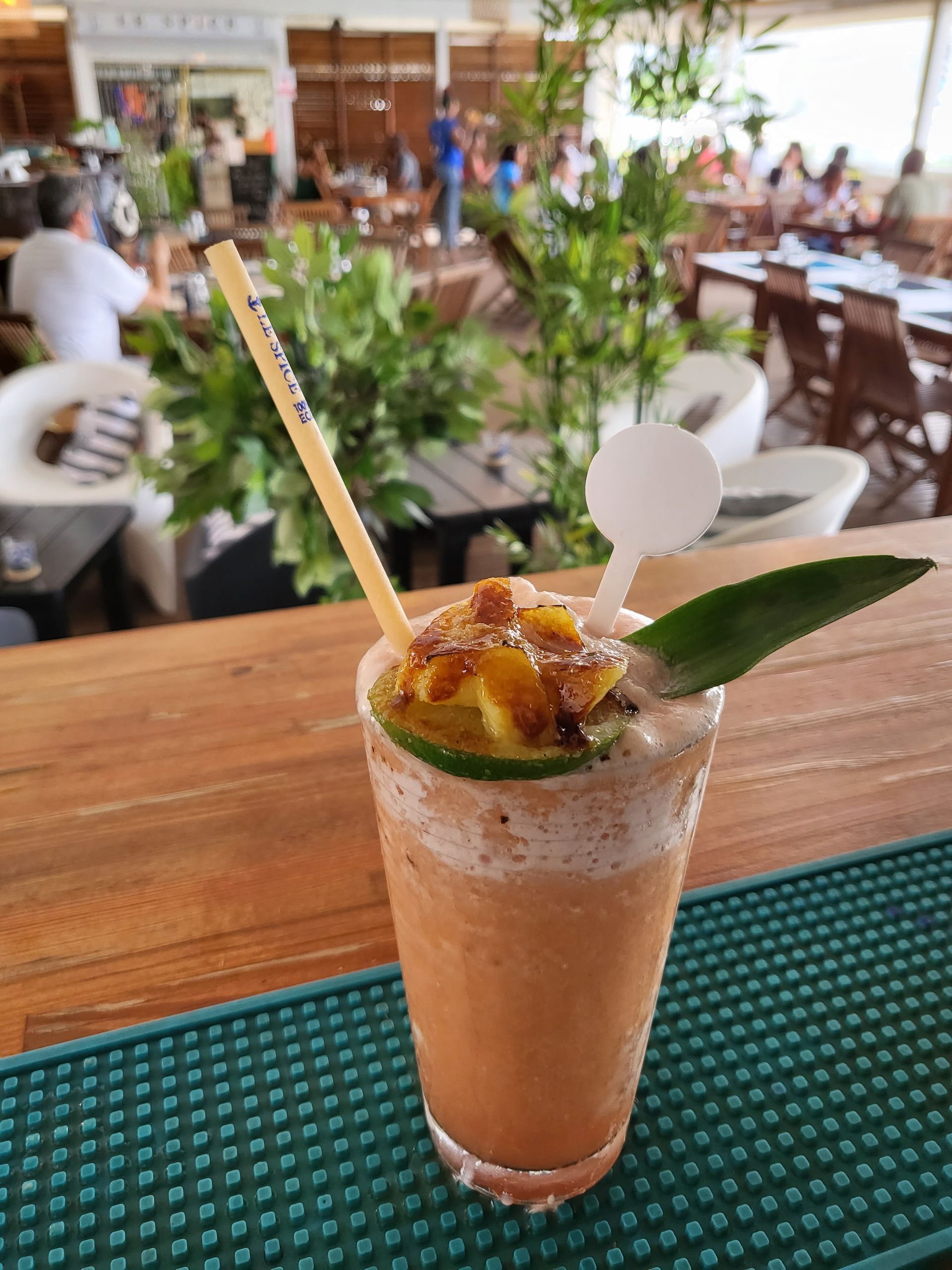 Cocktail orange avec paille.