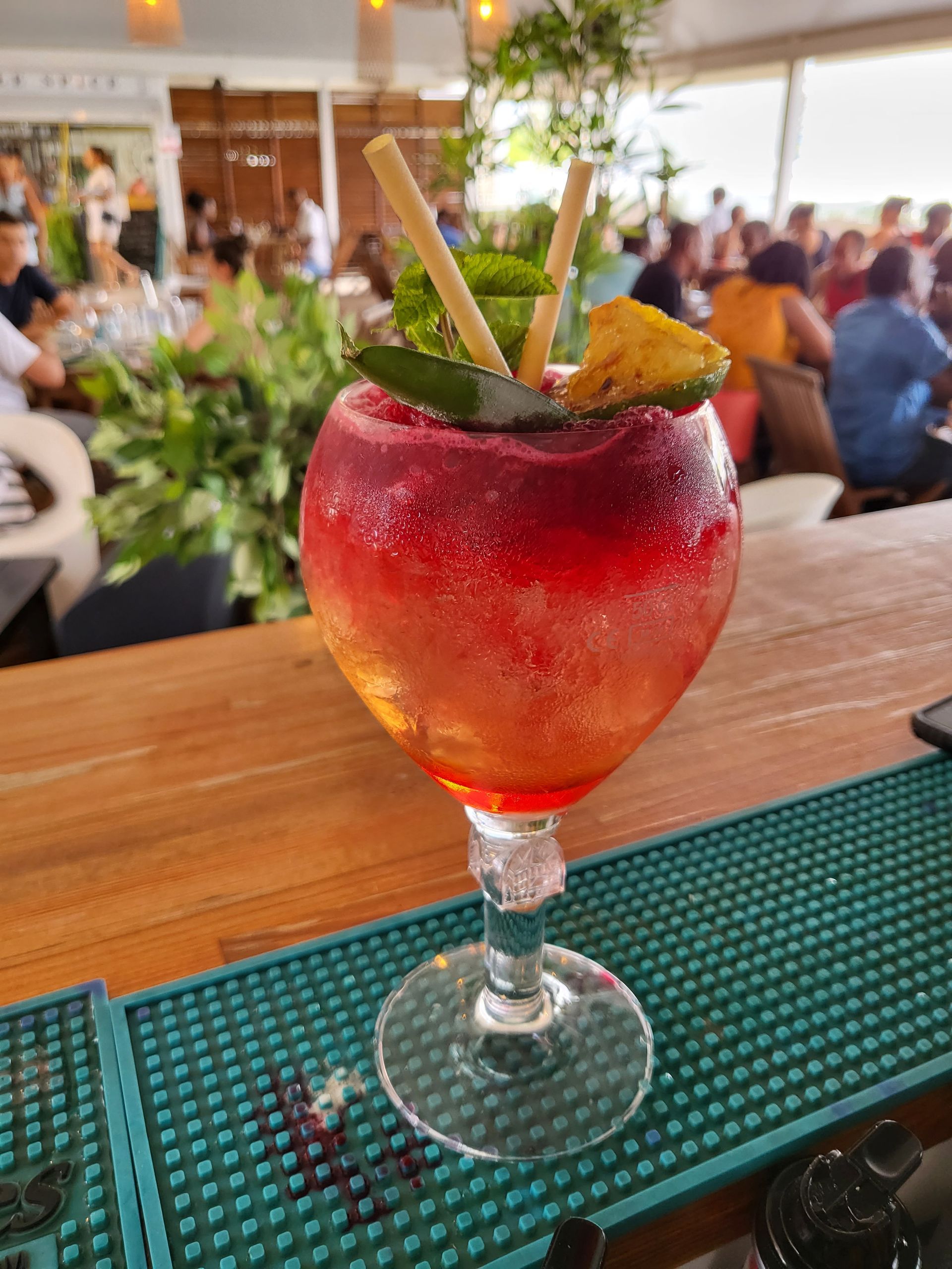 Cocktail rouge avec double paille.