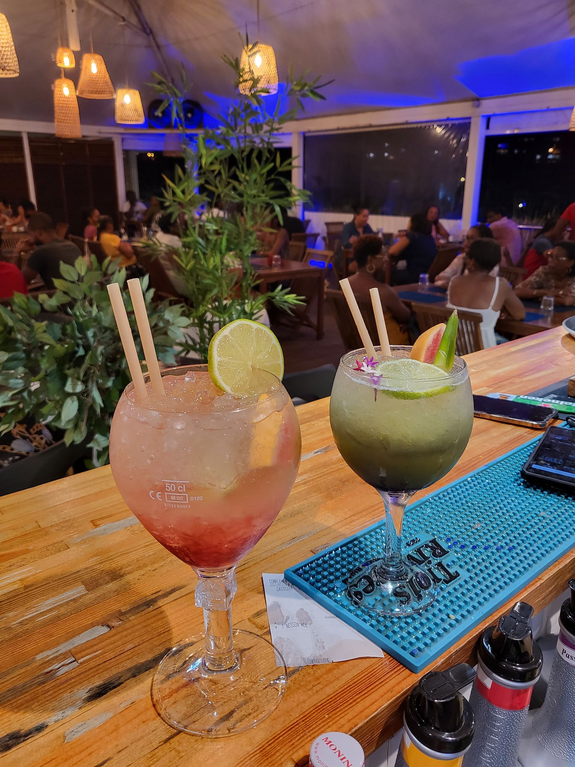 Deux cocktails : vert et rouge.