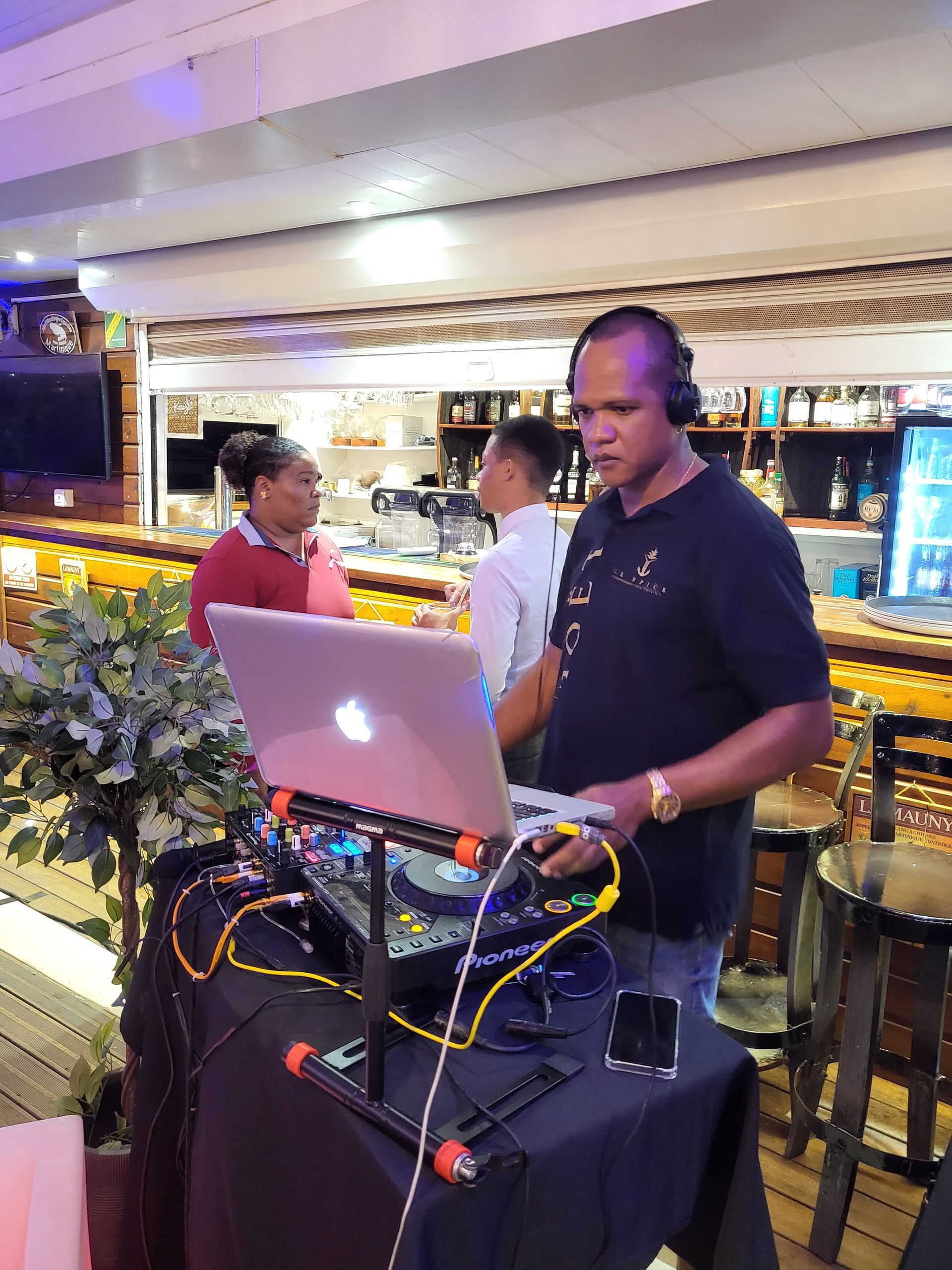 DJ sur son ordinateur.