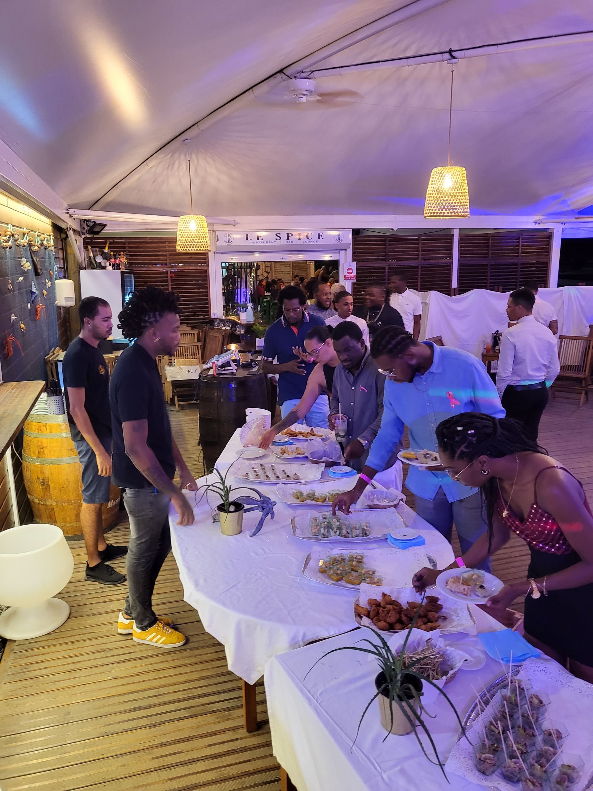 Convives qui se servent au buffet.