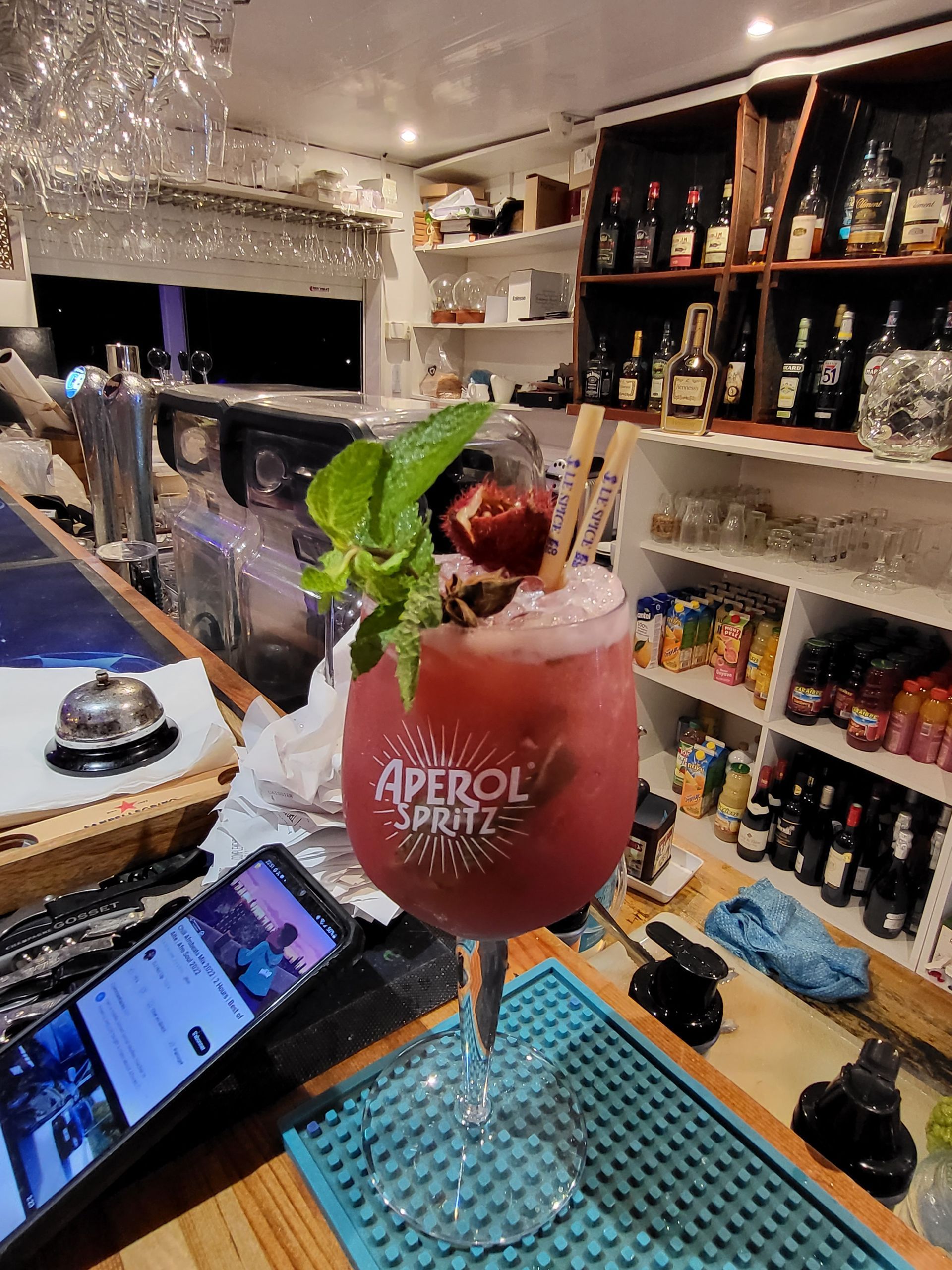 Cocktail rouge sur bar.