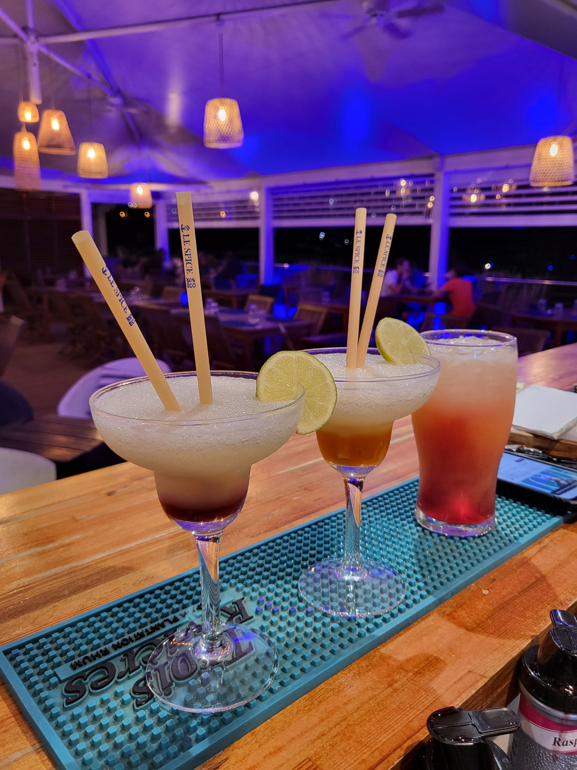 Trois cocktails colorés.