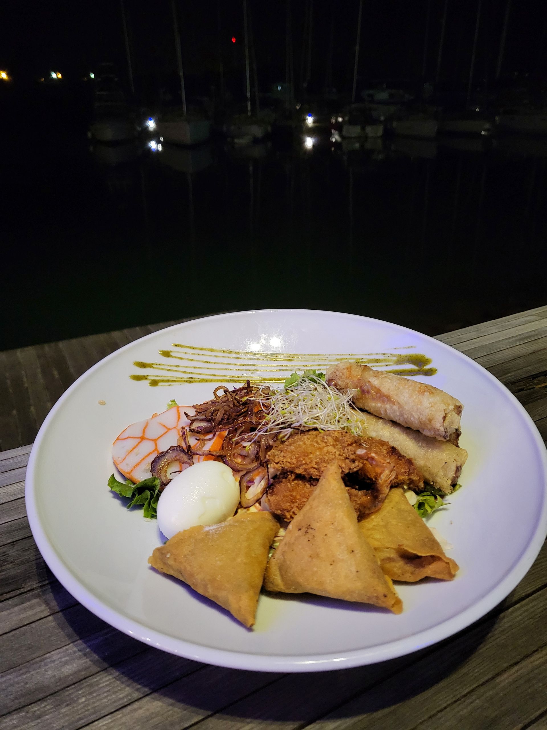 Assiette avec samoussa, nems, œuf.