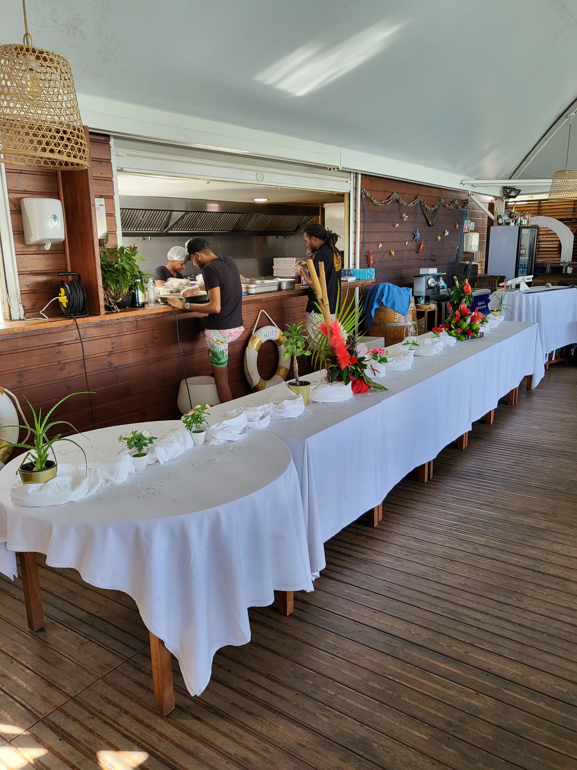 Grande tablée avec nappes blanches.