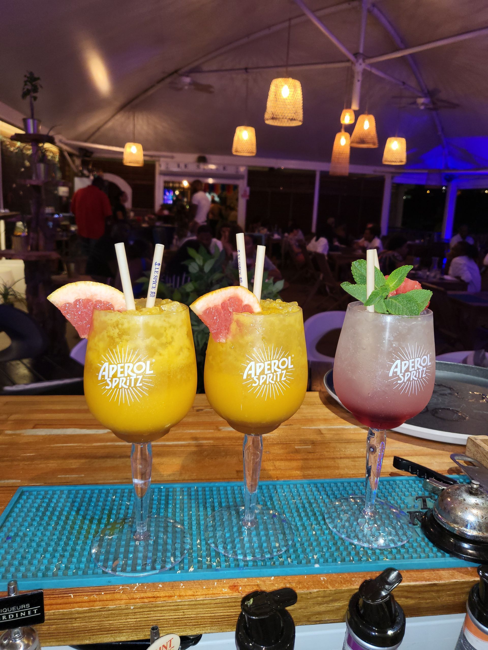 Trois cocktails colorés avec pailles.