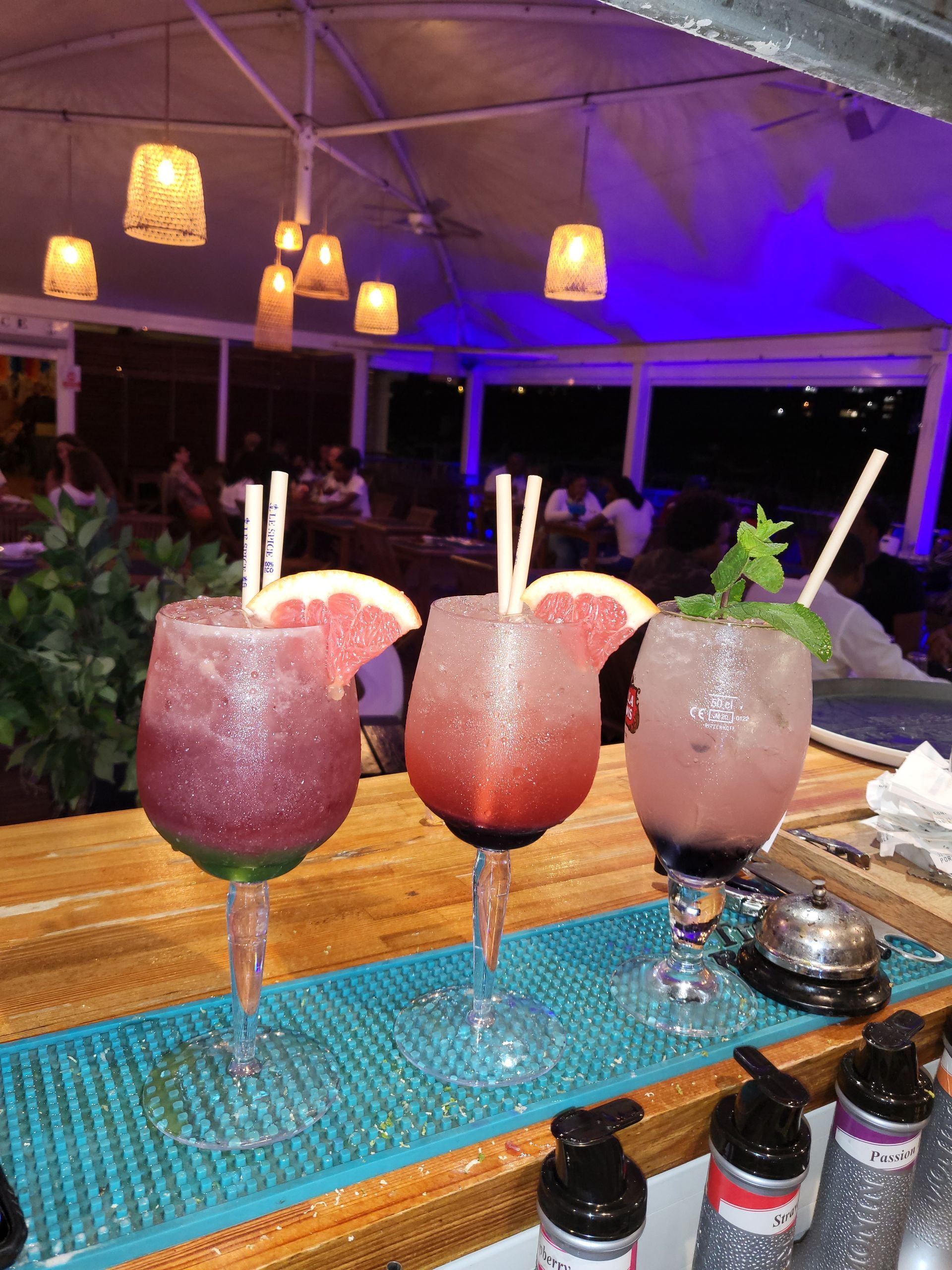 Trois cocktails colorés rouges.