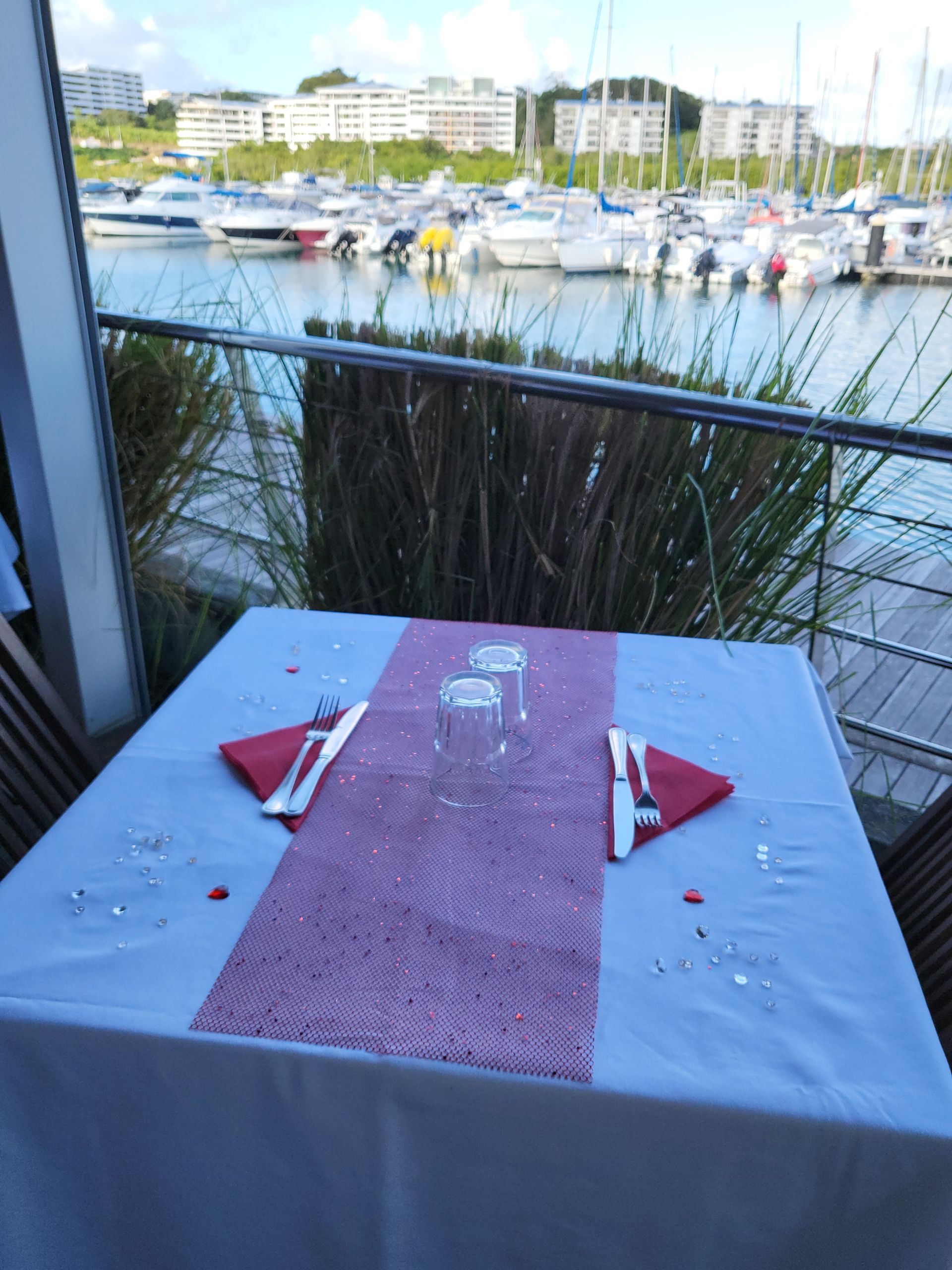 Table avec chemin rose.