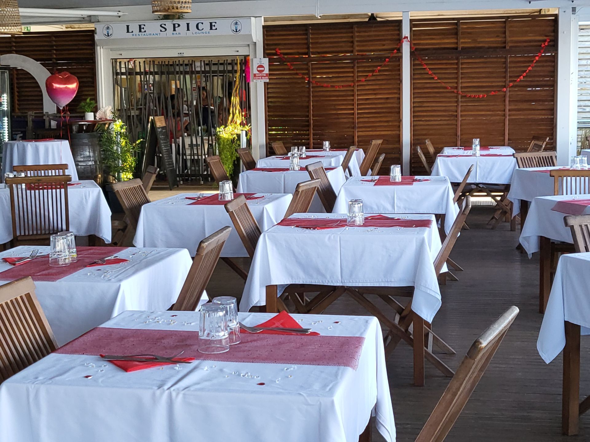 Tables décorées avec chemin rose 3.