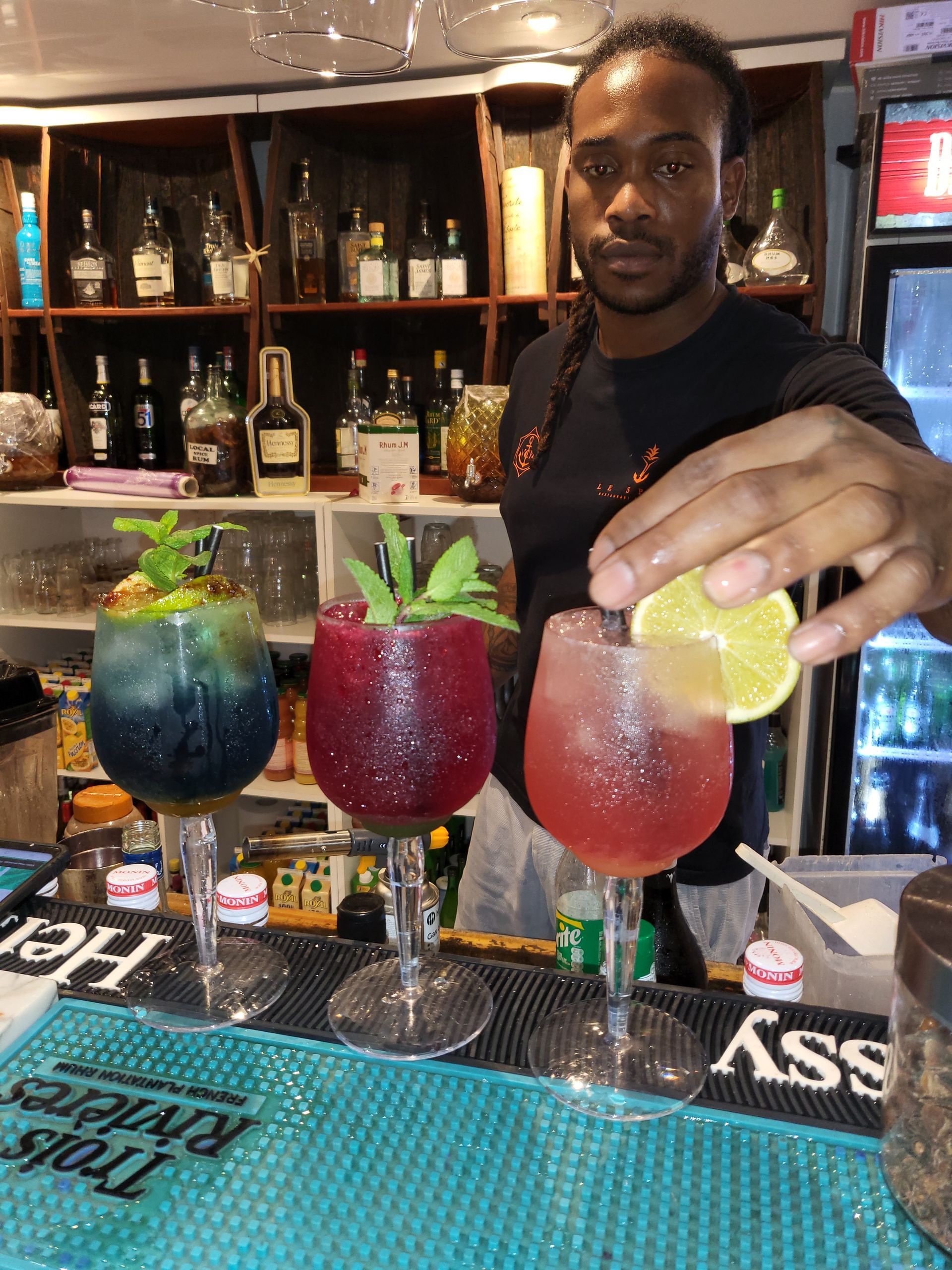 Trois verres de cocktail.