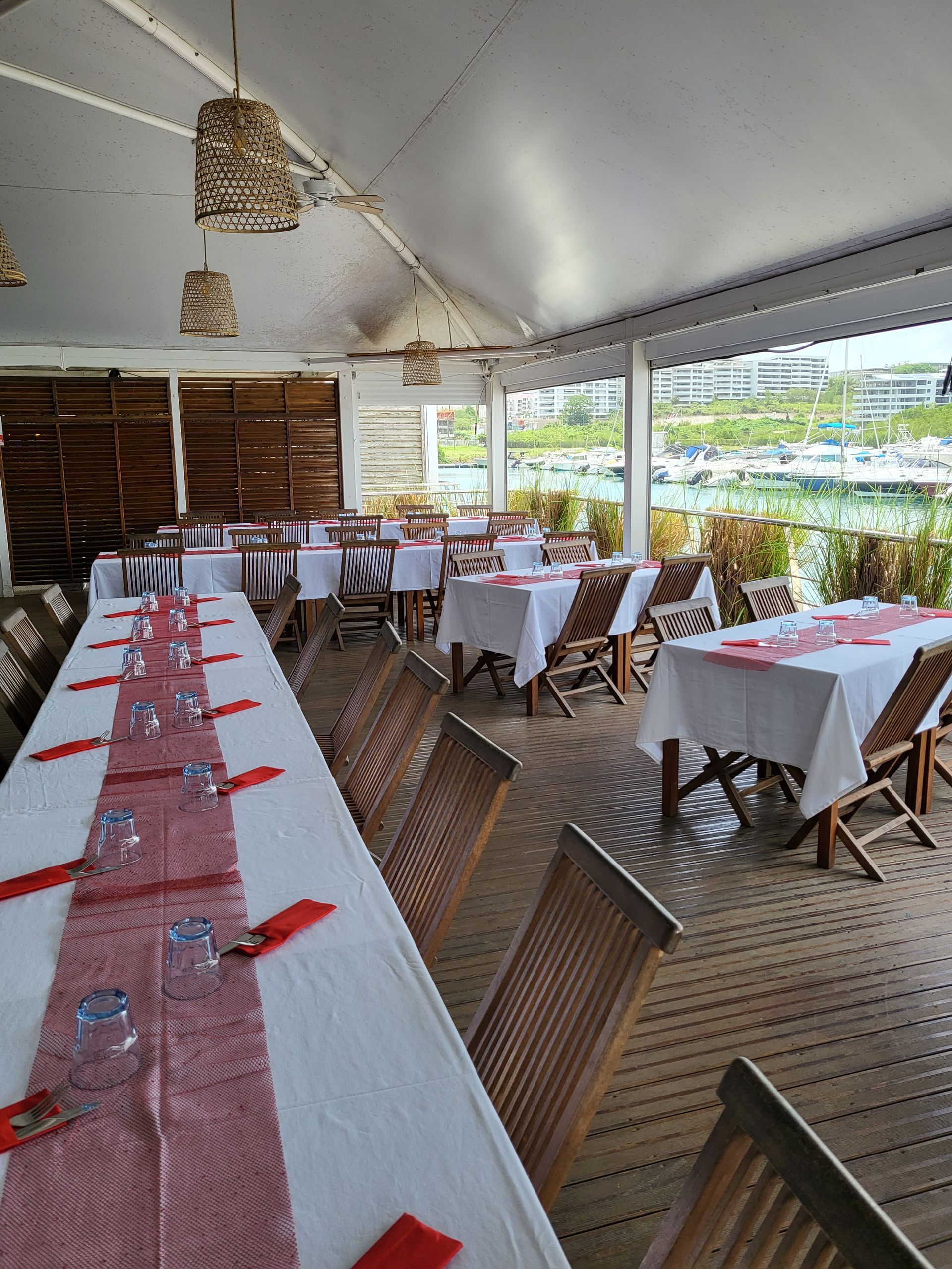 Tables décorées pour événement avec chemins roses.