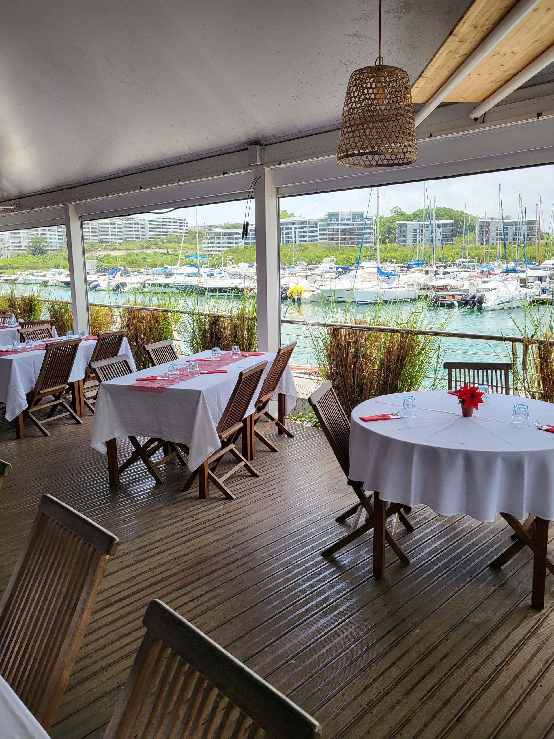 Tables dressées en terrasse.