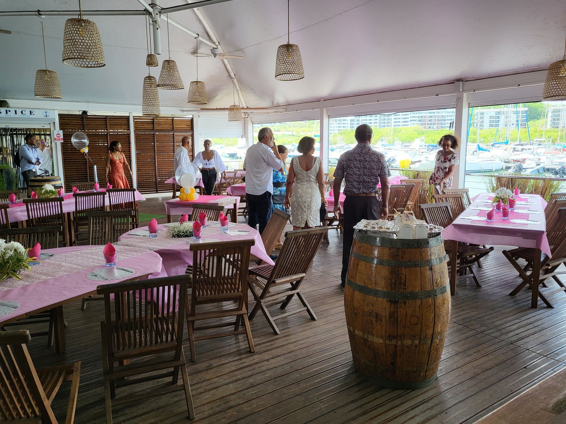 Tables décorées pour un événement en rose.