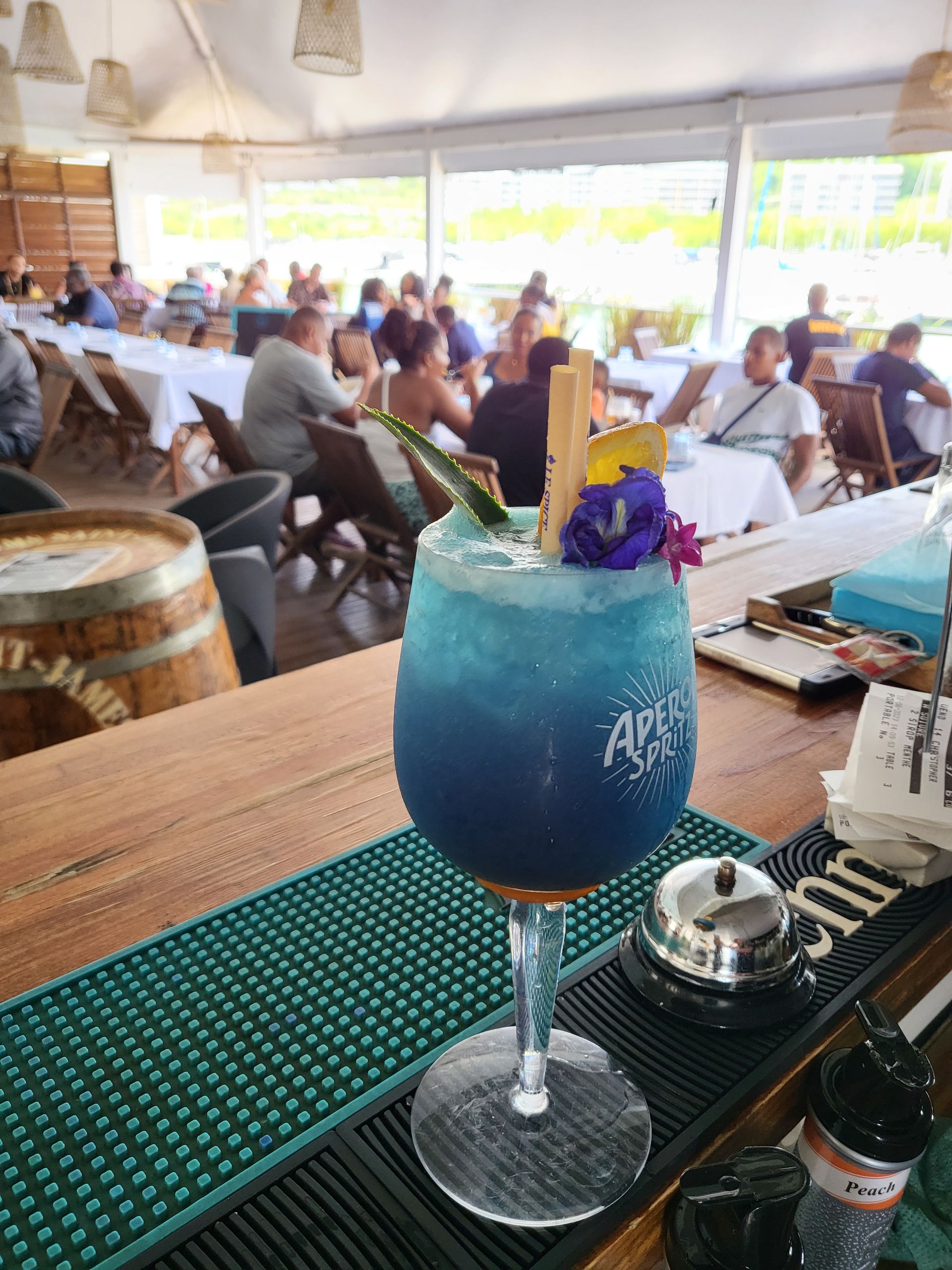 Cocktail bleu avec paille.