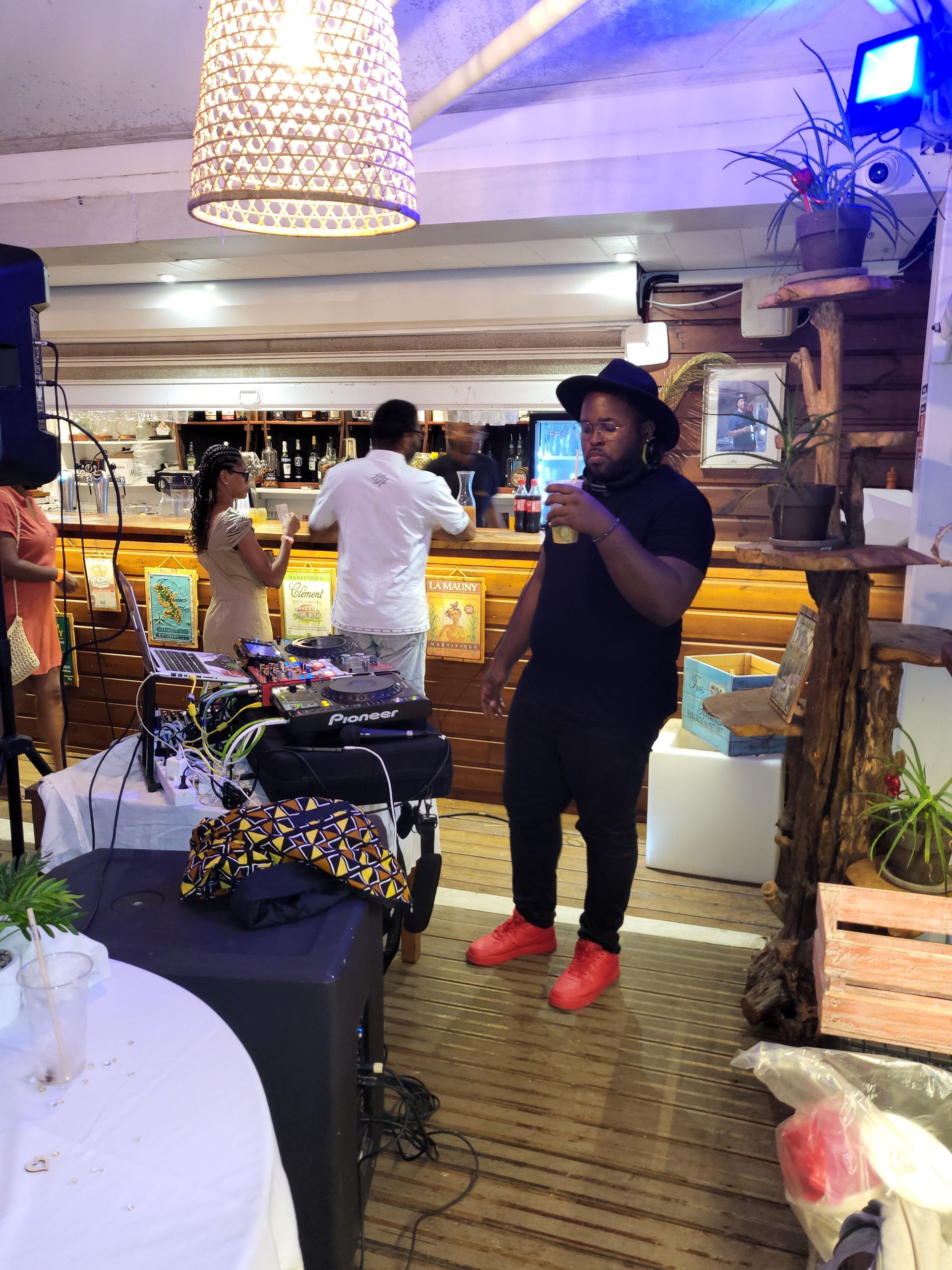 Convives qui commandent au bar.