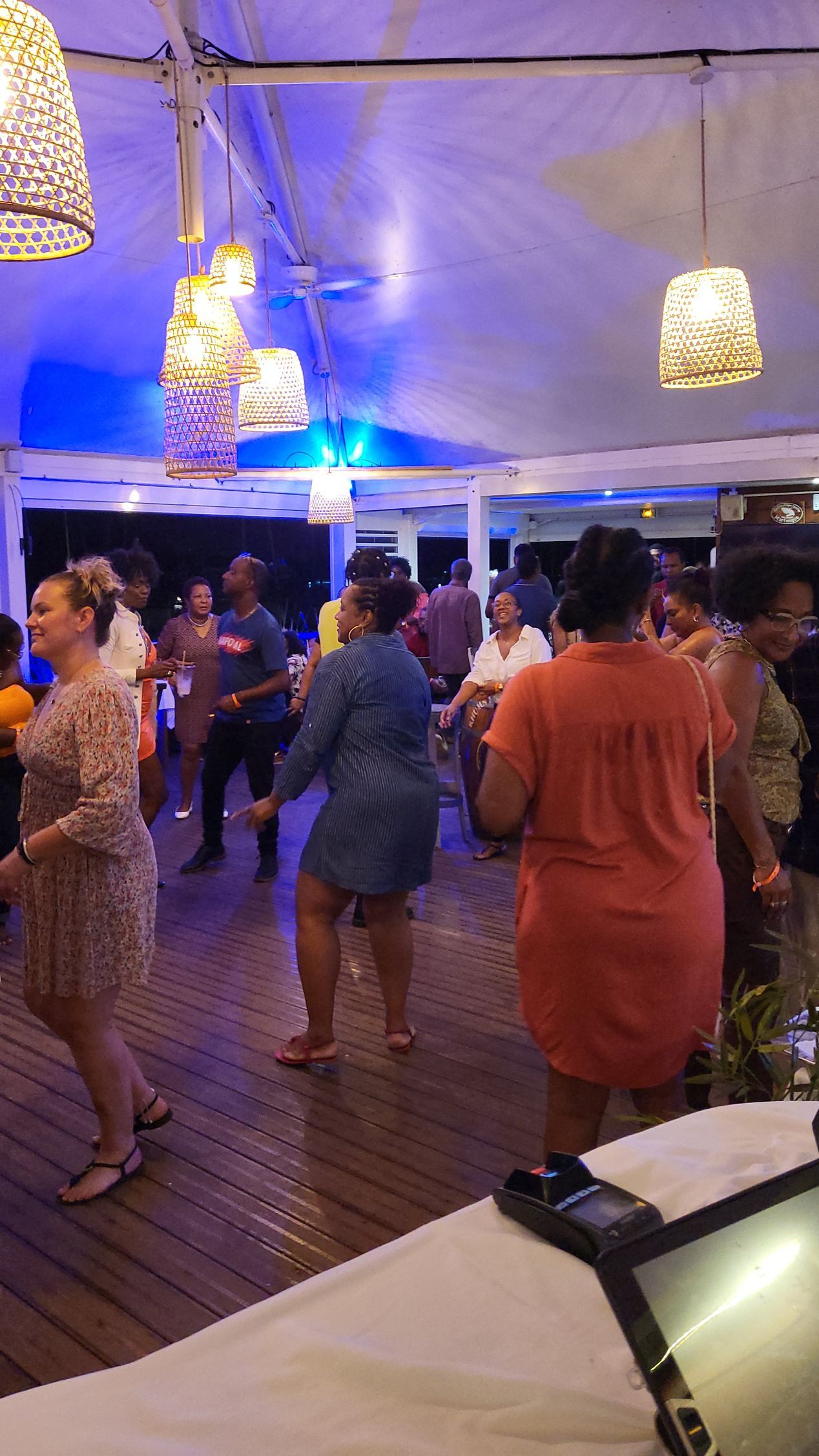 Convives en train de danser.