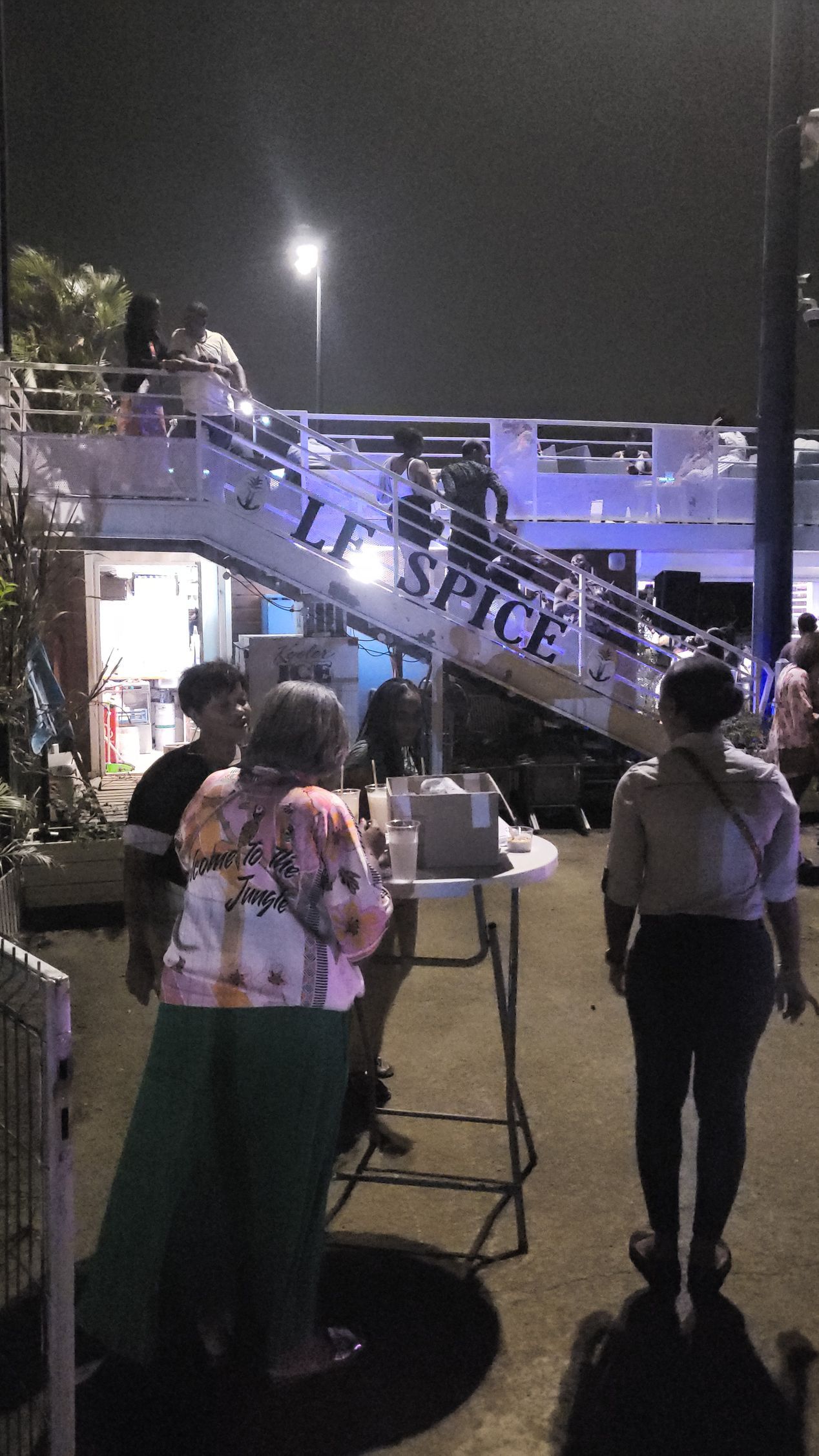 Convives en train de discuter.