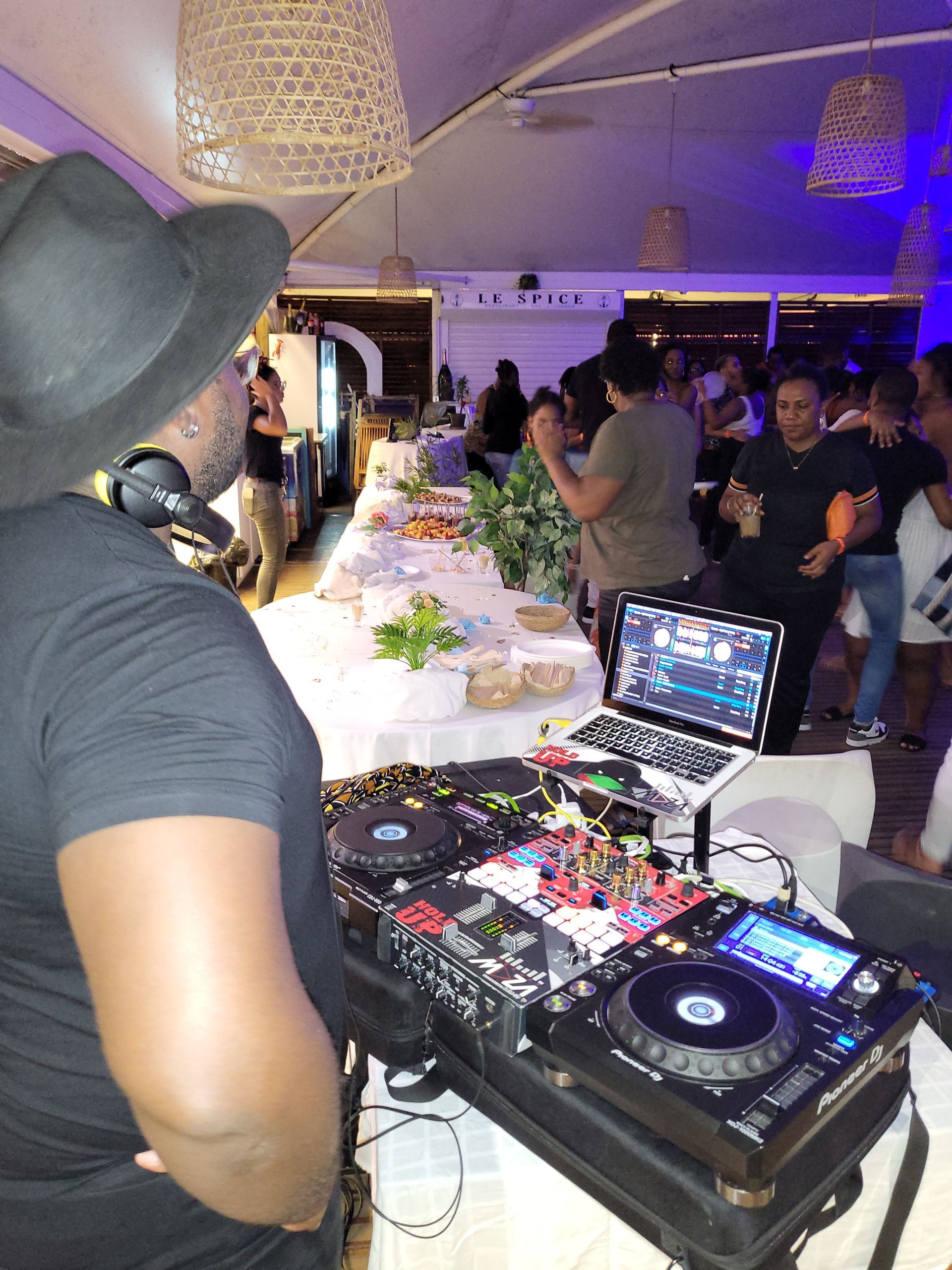 DJ sur les platines avec musique.