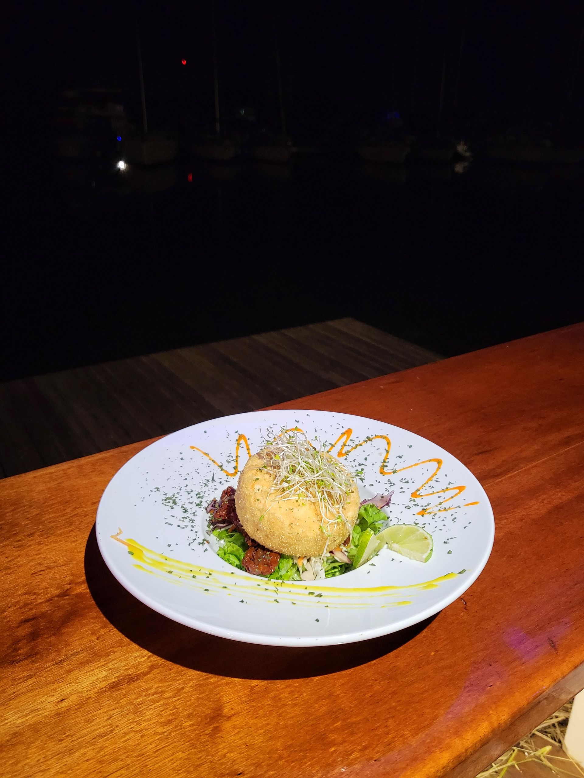 Entrée sur une assiette blanche.